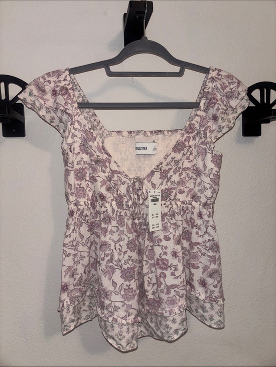Hollister Tops - Hollister Floral Cap-Sleeve Scoop Neck Top in Light Mauve
